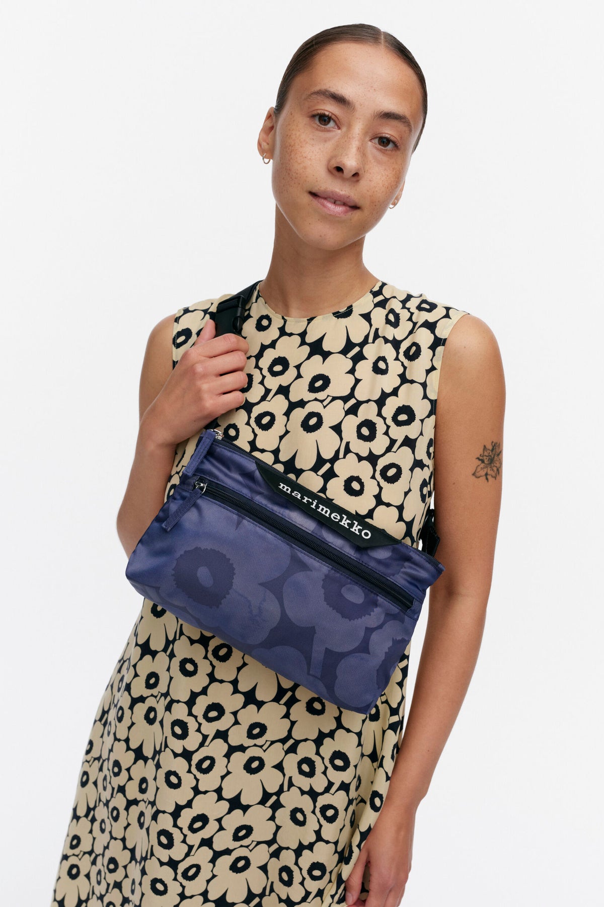 【新品】マリメッコ　marimekko サコッシュ　ウニッコ　ネイビー Marimekko Neat Crossbody Unikko Small Navy/Blue – KIITOSlife