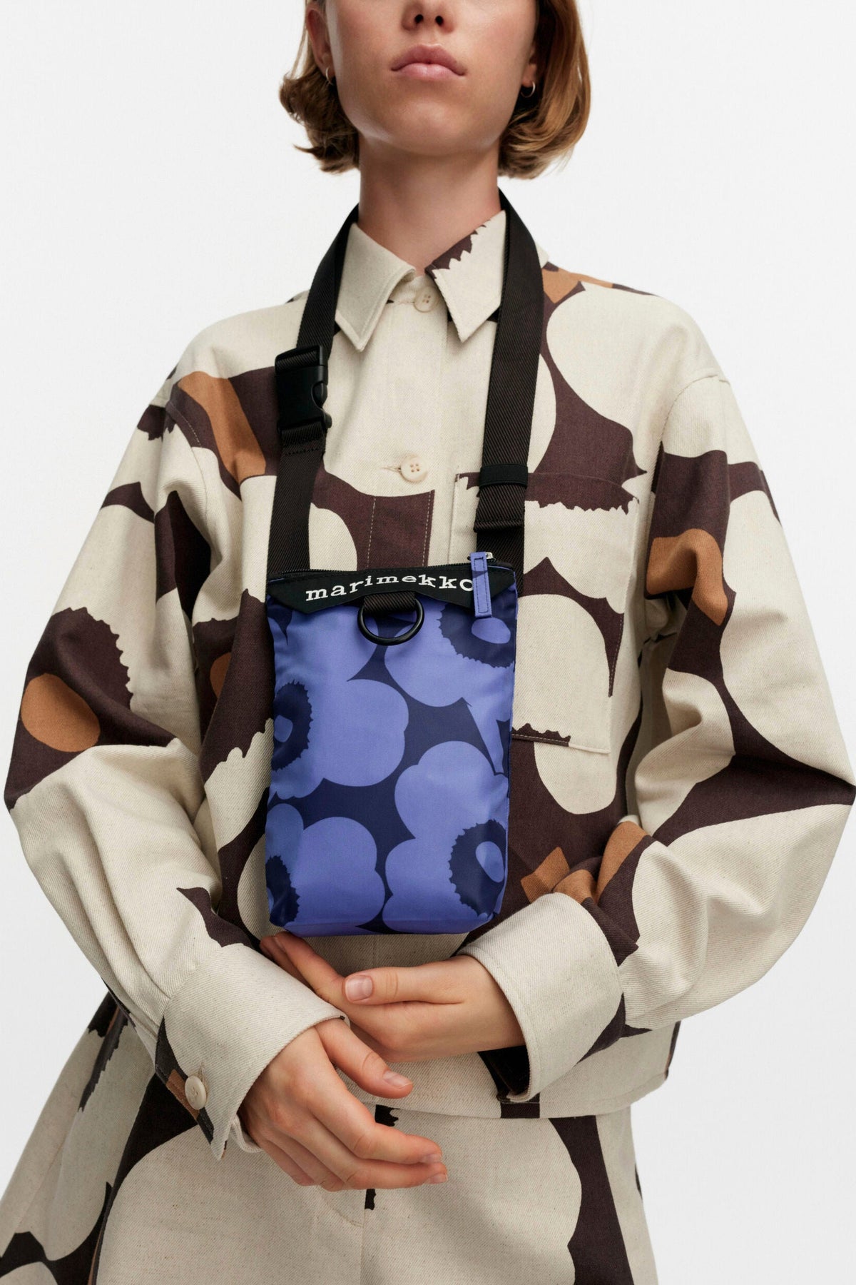 新品 マリメッコ Neat Phone Pocket ウニッコ ダークネービー Marimekko Neat Crossbody Unikko Phone Pocket Bag Blue/Dark Blue